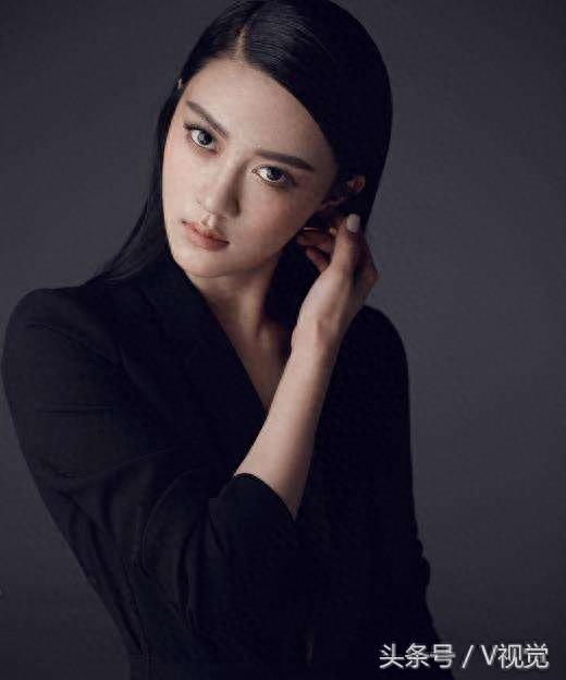 杨子姗在《好久不见》中饰 花朵朵