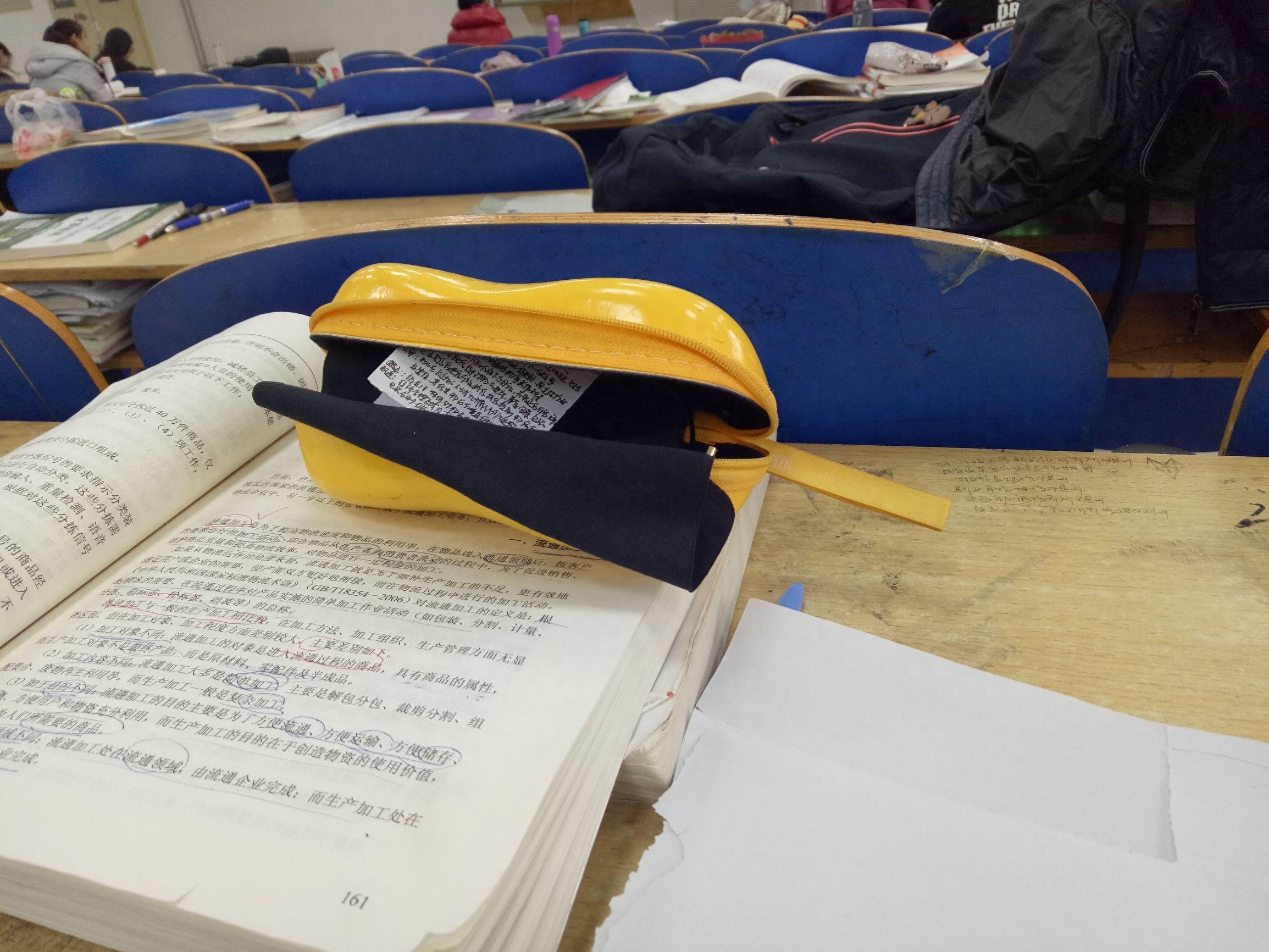 直击：学生考试作弊手段多样，不用宽透明胶，还能抄成这样？