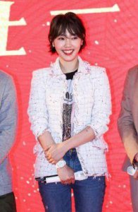 ​白百合张爱朋在泰国泳池引发热议，网友戏称“一指禅”那么，“一指禅”究竟是
