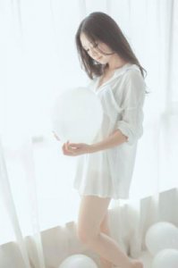 ​梁缘的胸围罩杯尺寸在网络上引起了热议最近，她在微博上分享的一组身材照片再