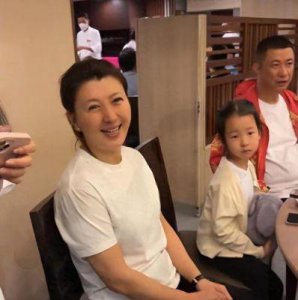 ​闫学晶的感情经历和现任丈夫身份引发关注
