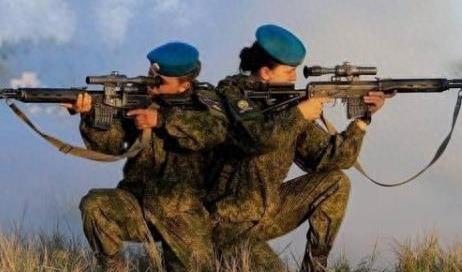 实拍俄罗斯年轻女兵，颜值世界排行前列，仅次于乌克兰