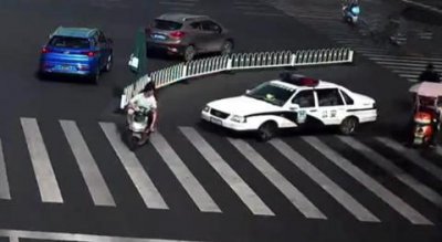 ​男子逆行违法后还竖起中指挑衅交警 被行政拘留10日