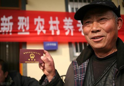 ​农民交了10年的新农保，现在想要交职工社保，可以合并到一起吗？