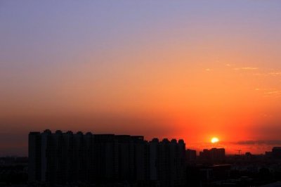 ​迎着朝阳前行 北京回龙观的清晨