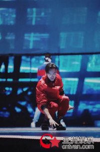 ​陈伟霆舞台捡垃圾获赞 跨年舞台现大坑陈伟霆机智避过！