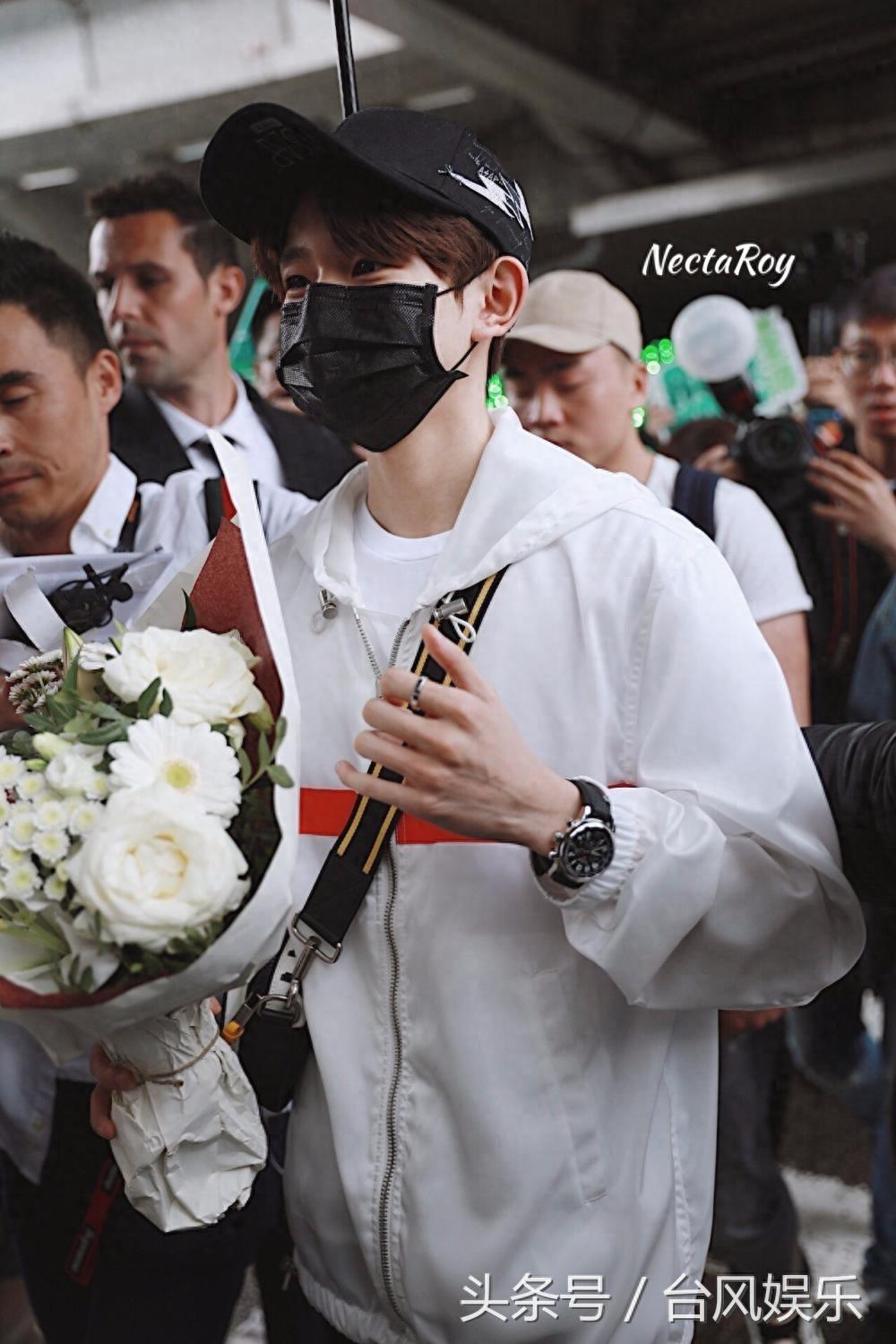 TFBOYS王源27小时飞行到达戛纳，接机粉丝太多机场一度瘫痪！