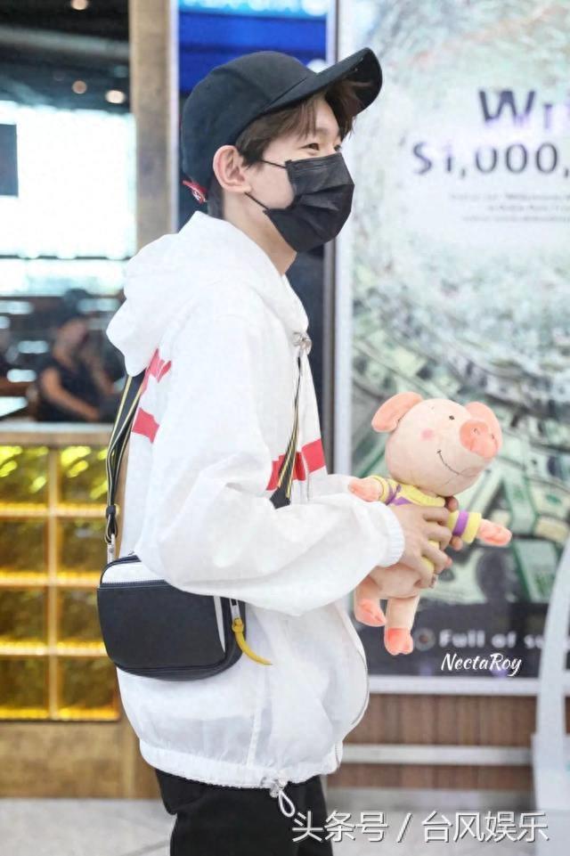 TFBOYS王源27小时飞行到达戛纳，接机粉丝太多机场一度瘫痪！