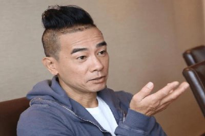 ​陈小春晒全家福，二胎儿子罕见出镜，网友：这真的不是女娃？