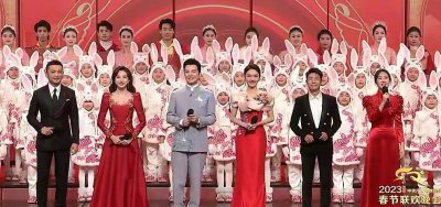 ​杨紫春晚开场穿搭与其他人格格不入，就属她看着壮，不如拜年造型