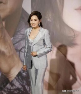 ​毛舜筠真不像60多的人，穿抹胸长裙显年轻，怪不得能被张国荣看中