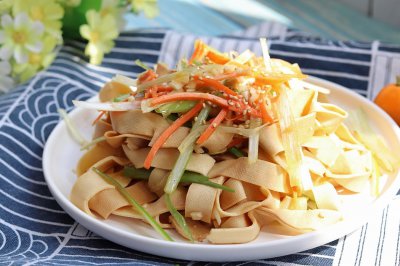 ​葱油豆腐皮的家常做法，美味可口，简单易学，几分钟即可上桌
