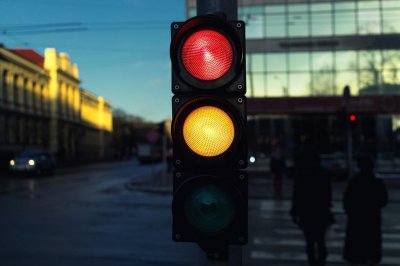 ​交通信号灯中，黄灯表示的是什么意思？遇到时，我们该怎么走？