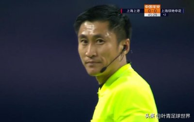 ​申花替补席愤怒抗议！锋霸禁区倒地，马宁连打手势：快起来