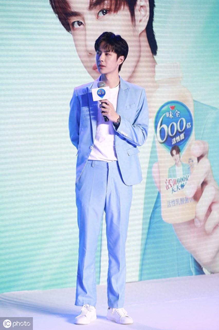 王一博被恶意p图成“发际线男孩”小吴，经纪公司起诉维权