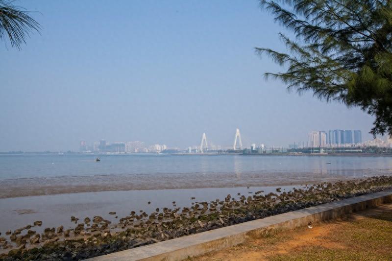 万绿园，海口市最大的开放性热带海滨生态园林风景区