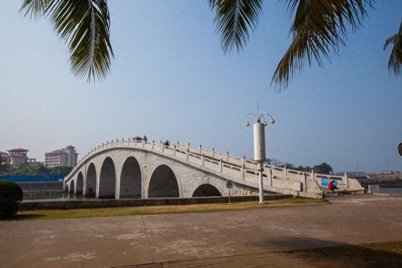 万绿园，海口市最大的开放性热带海滨生态园林风景区