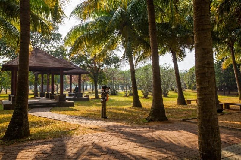 万绿园，海口市最大的开放性热带海滨生态园林风景区