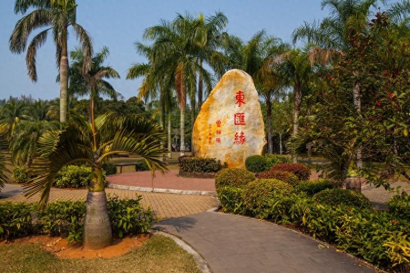 万绿园，海口市最大的开放性热带海滨生态园林风景区