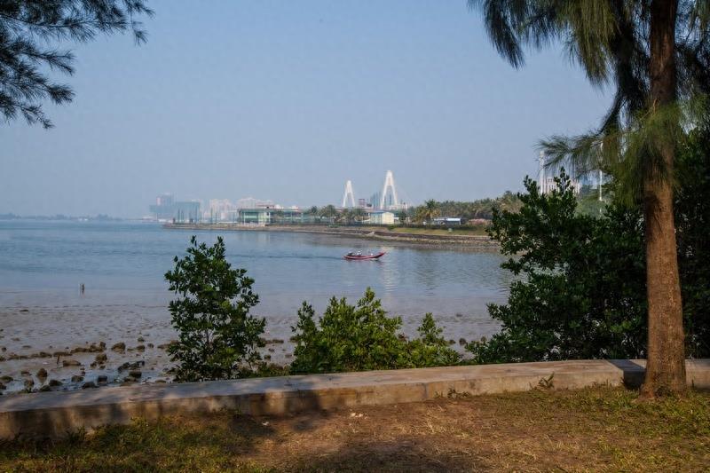 万绿园，海口市最大的开放性热带海滨生态园林风景区