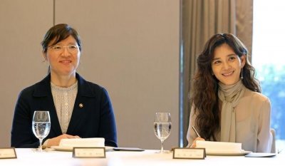 ​52岁三星长公主久违亮相太惊艳！烫羊毛卷后又美又嫩，也太年轻啦