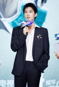 ​杨洋恢复清爽造型，“蒙奇奇”发型显呆萌，青葱帅气又时尚