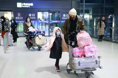 ​张丹峰洪欣一家现身机场，夫妻二人一前一后无互动，女儿紧跟爸爸