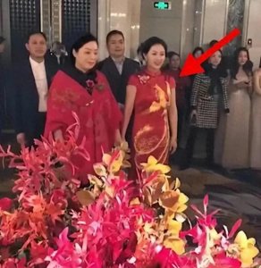 ​全网“年轻”婆婆走红，婚礼当天成C位，新娘表情难看，亲家难堪