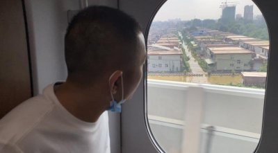 ​壹现场丨开往新乡列车上的逆行者：有人在出差中变成了志愿者