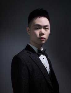 ​寂然身着QG队服与刺痛等人一起训练，粉丝：等一个官宣