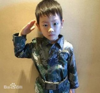 ​王宝强10岁儿子王子豪正脸首曝光 浓眉大眼皮肤白净