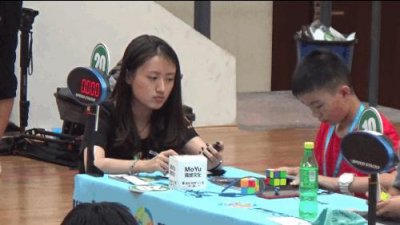 ​手起“方”落！男孩0.89秒还原魔方，破纪录！