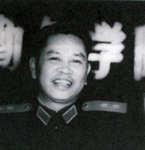 ​这位开国中将被判16年，曾在受审时，当众向受害人妻子下跪谢罪