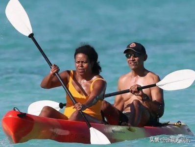 ​退休的奥巴马夫妇，夏威夷海滩皮划船二人行