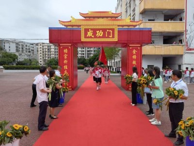​金榜题名勇夺冠 蟾宫折桂齐凯旋——南充九中欢送高三学子奔赴考场