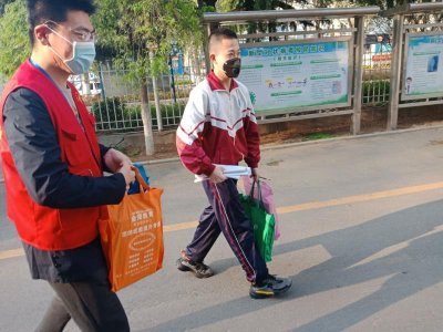 ​淄博十八中：“红色身影”暖人心，硬核护航学子归