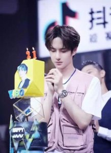 ​王一博因《陈情令》大火，在《天天》上由”花瓶“转变成”梗王”
