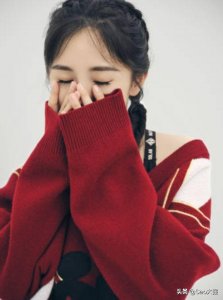 ​杨幂离婚后终于放飞自我！穿裙子仅露出2cm，这“奶棒腿”神了