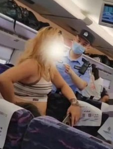 ​霸座女掌掴乘警引发震撼！她受到的惩罚是什么？