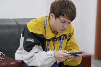 ​虎牙小尤美直播间上演动感光波，刺痛一句话直接将其“吓跑”！
