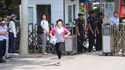 ​直击聊城高考｜高考首科考完，考生神情轻松跑出考场