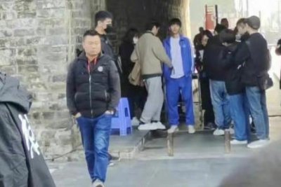​王俊凯助理斥片场粉丝群聚 呼吁互相尊重理智追星