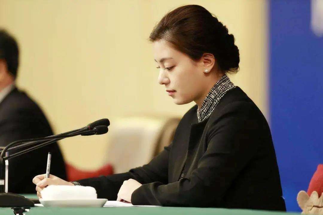 张京：17岁拒绝清北，21岁成外交翻译官，中美对话16分钟惊艳世界