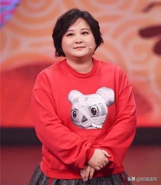 贾玲个人资料简介：中国喜剧女神，明明可以靠脸蛋吃饭，却甘愿扮丑扮男人