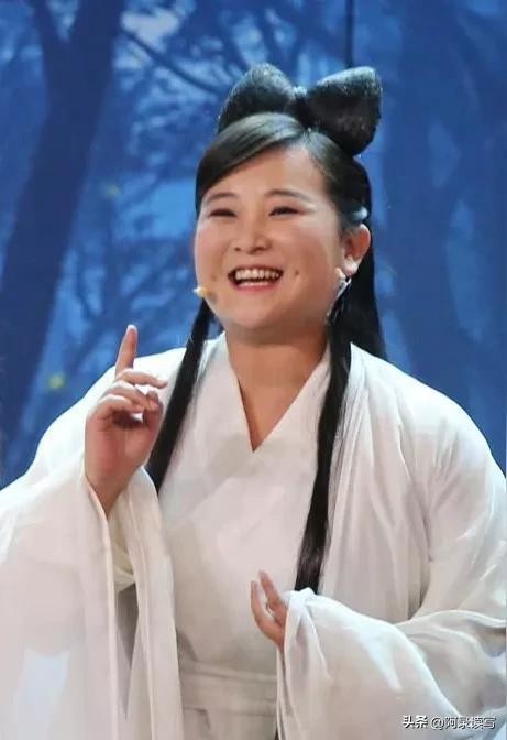 贾玲个人资料简介：中国喜剧女神，明明可以靠脸蛋吃饭，却甘愿扮丑扮男人