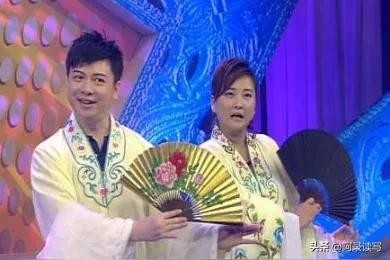 贾玲个人资料简介：中国喜剧女神，明明可以靠脸蛋吃饭，却甘愿扮丑扮男人
