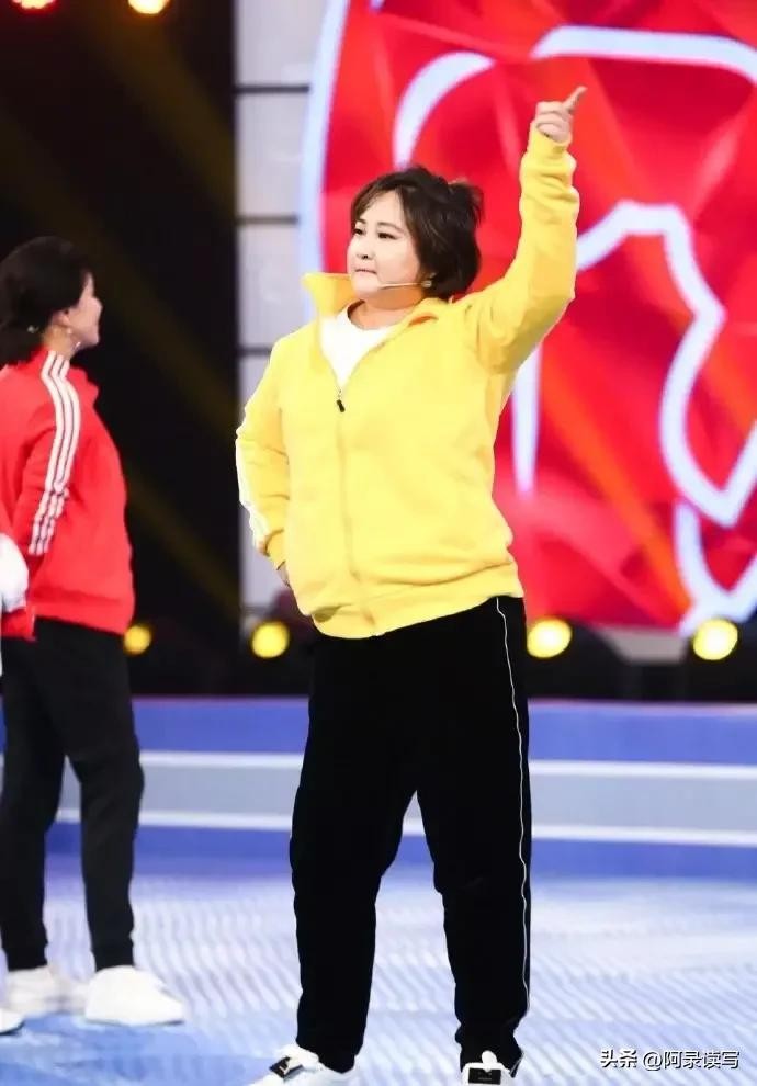 贾玲个人资料简介：中国喜剧女神，明明可以靠脸蛋吃饭，却甘愿扮丑扮男人