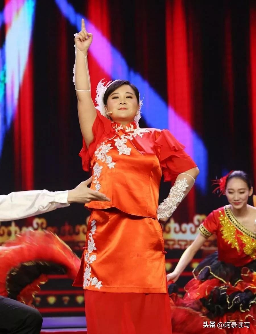 贾玲个人资料简介：中国喜剧女神，明明可以靠脸蛋吃饭，却甘愿扮丑扮男人