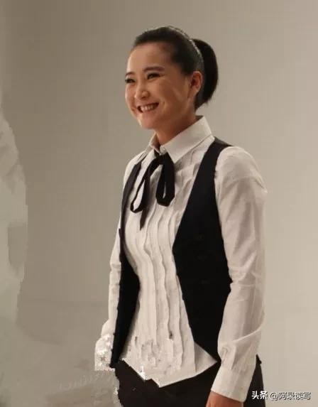 贾玲个人资料简介：中国喜剧女神，明明可以靠脸蛋吃饭，却甘愿扮丑扮男人