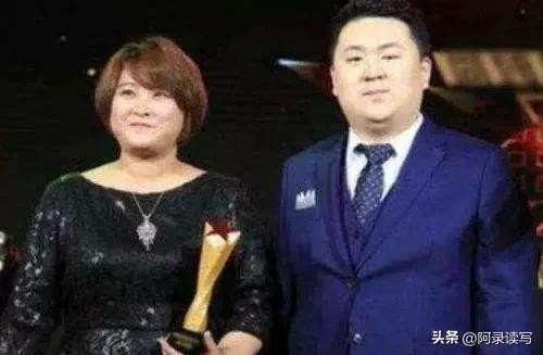 贾玲个人资料简介：中国喜剧女神，明明可以靠脸蛋吃饭，却甘愿扮丑扮男人